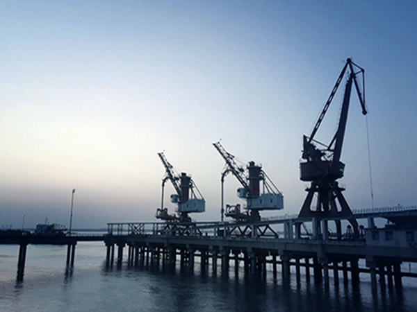 江蘇泰州門座吊銷售公司提醒門座吊雨天作業注意防滑