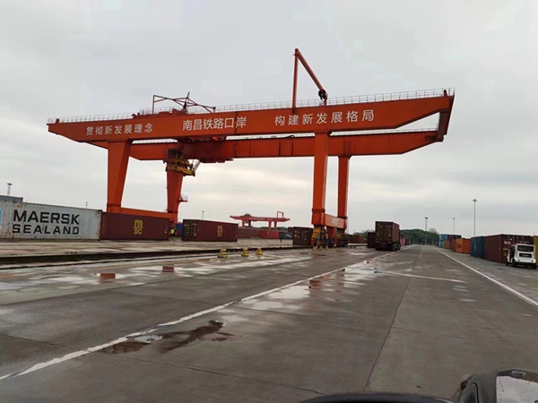 軌道式集裝箱起重機